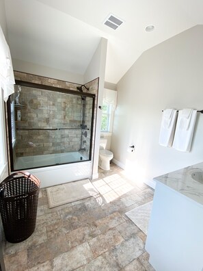Combined shower/bathtub, jetted bath, hair dryer, towels - Buena Hill Homestead is a newly renovated private apartment in lancaster county  (Gap)