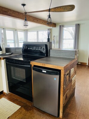 Réfrigérateur, four à micro-ondes, un four, surface de cuisson