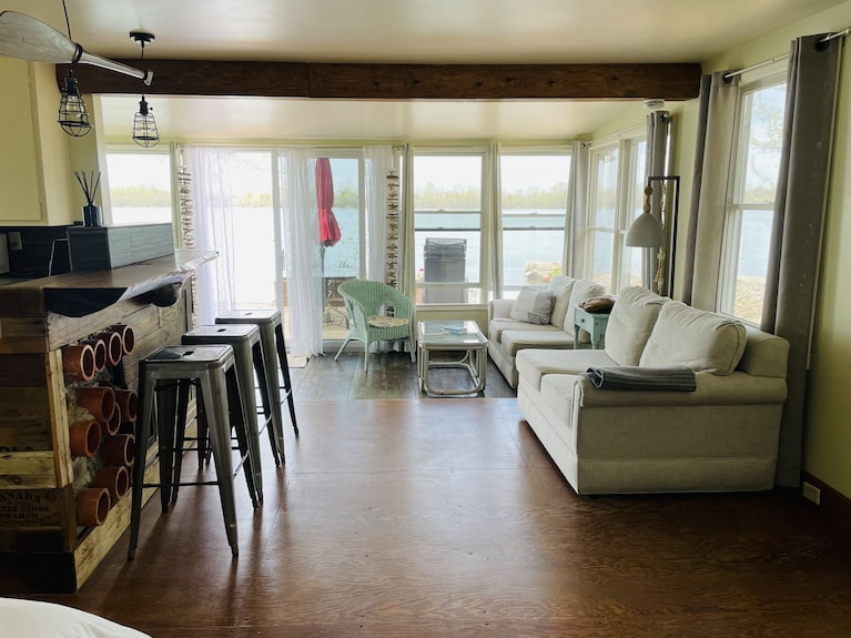 Drifted Inn - Riverfront Cabin - Amherstburg