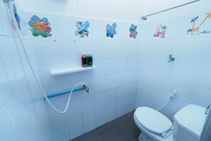 Een douche, gratis toiletartikelen, een haardroger, handdoeken