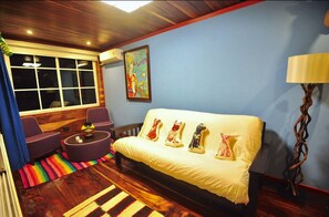 Suite | Living area | Flat-screen TV, DVD player - Hotel Casa Cambutal (Cambutal)