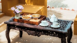 Outdoor dining - Chokhi Dhani Desert Camp (Jaisalmer)
