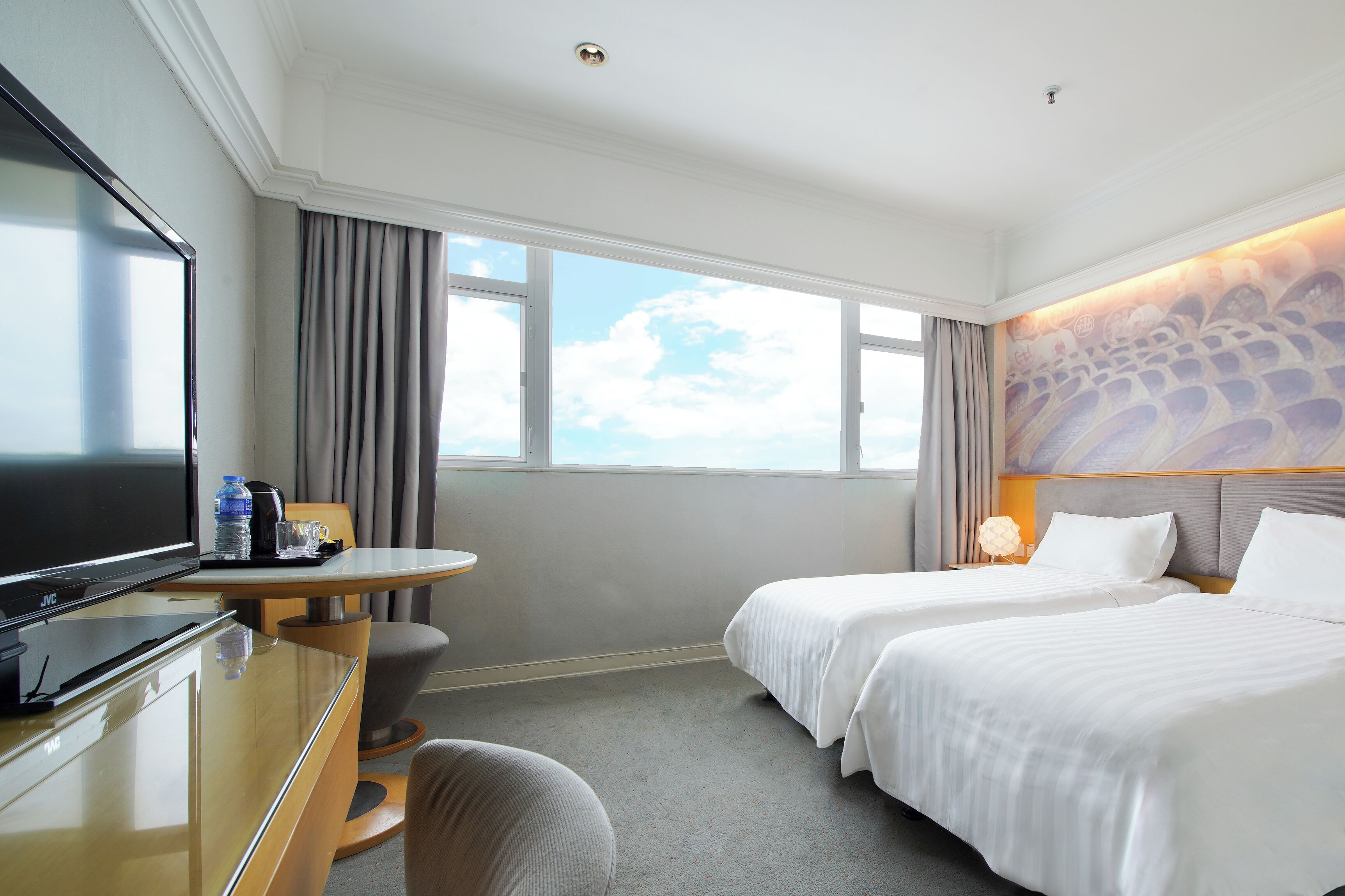 Photo - Warwick Hotel