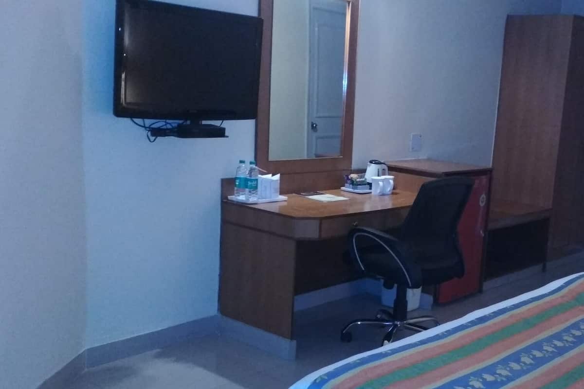 1 bedroom, premium bedding, minibar, in-room safe