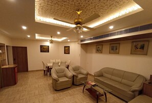 Presidential Room, 1 King Bed, Pool View | Living area