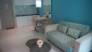 1-Bedroom Apartment with Pool Access | Wohnbereich | 32-Zoll-Flachbildfernseher mit Kabelempfang, Fernseher