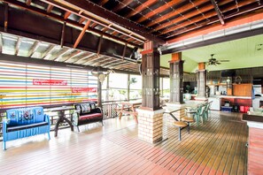 Outdoor dining - Thai Garden Resort (Bangkok)