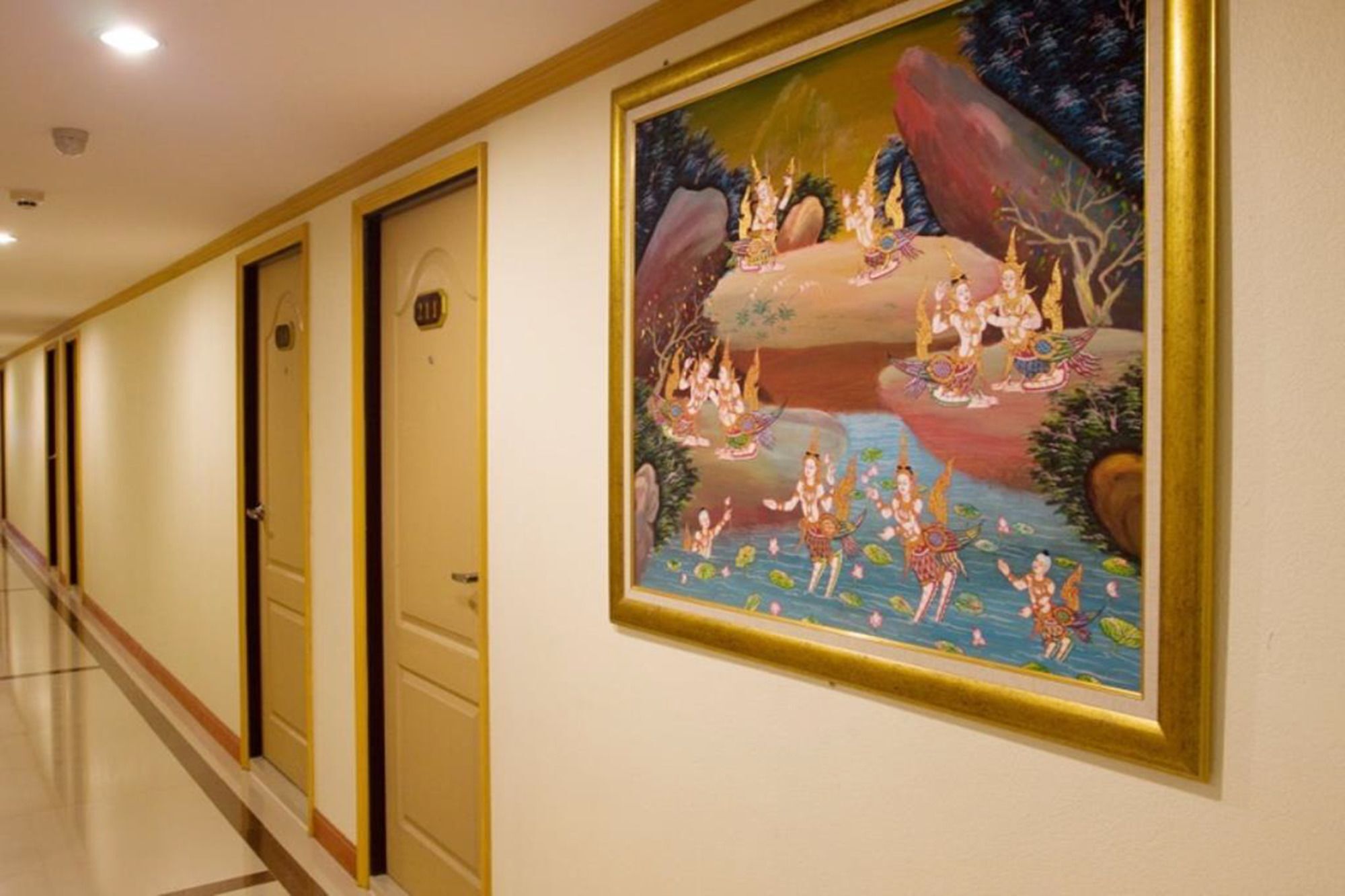 Un couloir avec des portes et un tableau encadré représentant une scène mythologique.