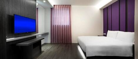 Una habitación de hotel moderna con un televisor de pantalla plana, una cama y un ventanal con cortinas.