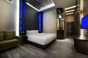 Double Room (Check-in time 7PM) | Desk, blackout drapes, soundproofing, bed sheets