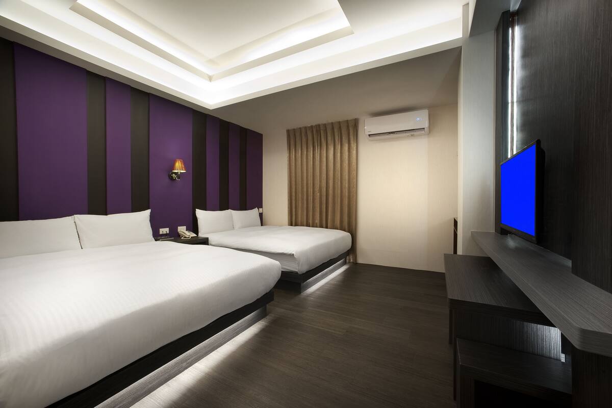 Design Quadruple Room | Desk, blackout drapes, soundproofing, bed sheets