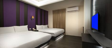 Design Quadruple Room | Desk, blackout drapes, soundproofing, bed sheets
