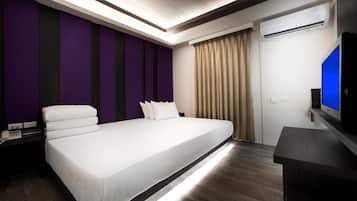 Escritorio, cortinas blackout, insonorización y ropa de cama