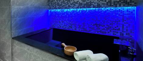 Neljän hengen design-huone | Kylpyhuone | Erillinen kylpyamme ja suihku, lähdevesiallas, ilmaiset hygieniatuotteet