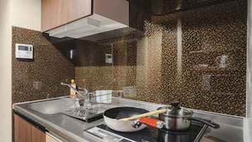 Frigorífico, microondas, placa de cocina y hervidor eléctrico
