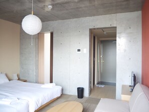 0B | Bàn, màn/rèm cản sáng, bàn ủi/dụng cụ ủi quần áo 