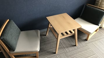 Habitación con 2 camas individuales | Escritorio, cortinas opacas, tabla de planchar con plancha y wifi gratis