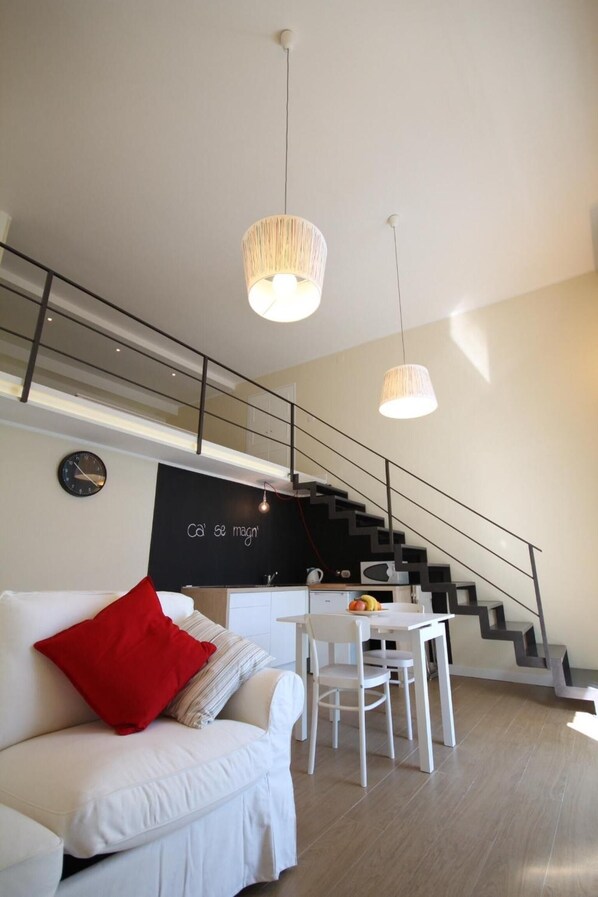 22-inch LCD TV with digital channels, TV - Albachiara (Naples)