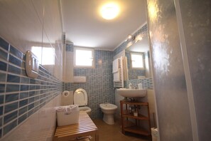 Un baño con inodoro, lavabo y bidé.