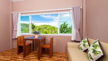 Triple Room with Mountain View | Coin séjour