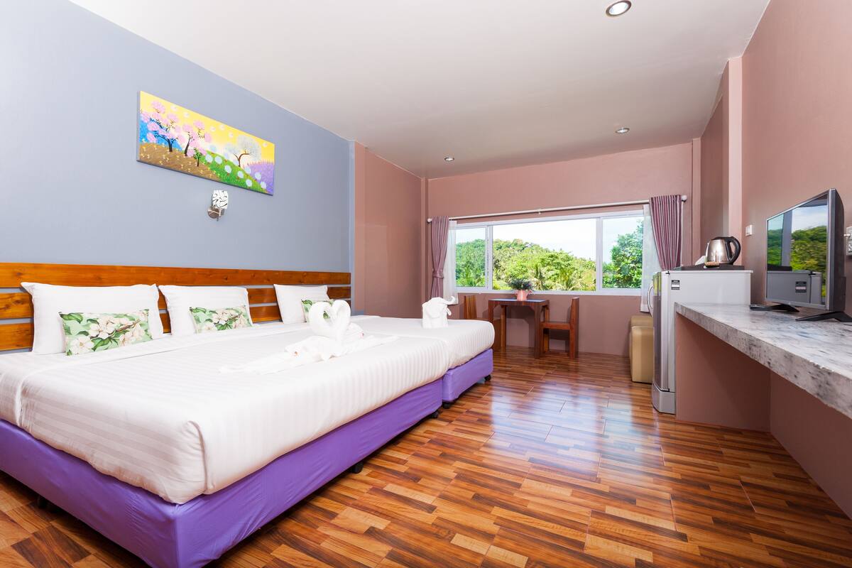 Triple Room with Mountain View | Bàn, giường gấp/giường phụ (phụ phí) 