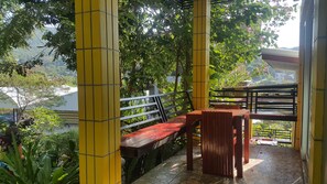 Villa with Mountain View | Pemandangan balkoni