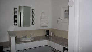 Suite Standard, 2 grands lits, non-fumeur, réfrigérateur et four à micro-ondes | Lavabo de la salle de bain
