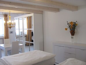 Apartamento City, 2 habitaciones, cocina, vistas a la ciudad (11) | Ropa de cama hipoalergénica y decoración individual