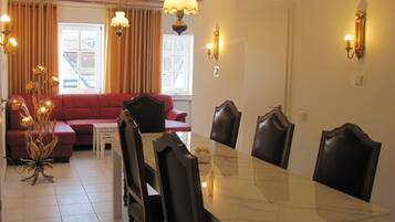 City Apartment, Private Bathroom, City View (11) | Dining