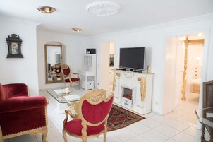 Superior Apartment, Private Bathroom (  6) | Living area