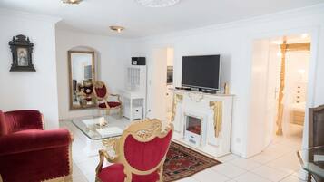 Superior Apartment, Private Bathroom ( 6) | Living area