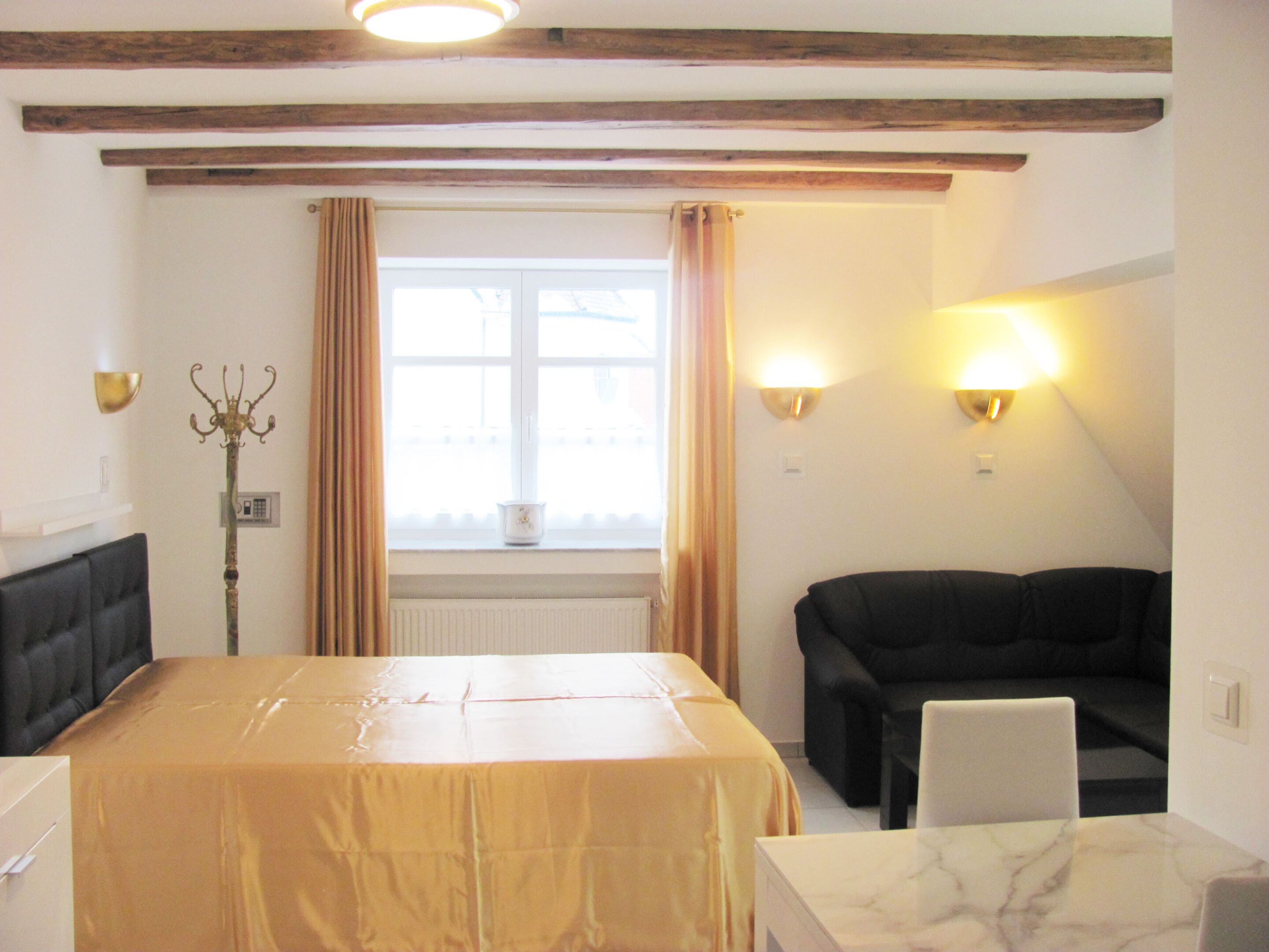 City-Studio, eigenes Bad, Stadtblick (10) | Allergikerbettwaren, kostenloses WLAN, Bettwäsche