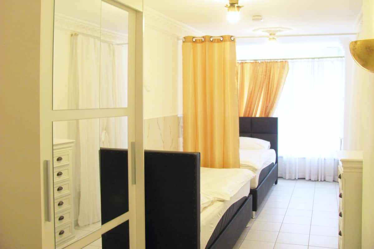 Camera doppia, bagno privato, vista città (5)