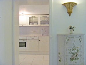 City Apartment, Private Bathroom, City View (8) | Dapur peribadi | Ketuhar gelombang mikro, cerek elektrik, pembakar roti