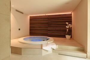 Bañera de hidromasaje cubierta