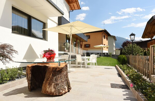 Breakfast, lunch, dinner served; Regional cuisine 