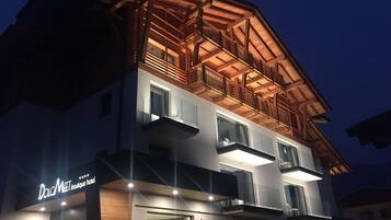 Deluxe-Doppelzimmer, 1 Queen-Bett | Fassade der Unterkunft – Abend/Nacht