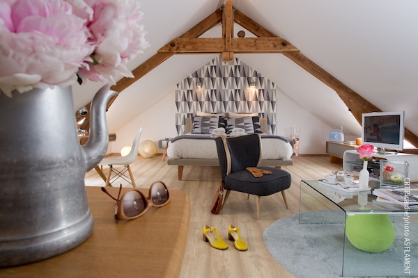 Suite | Peralatan tempat tidur premium, meja, langsir/tirai gelap terus