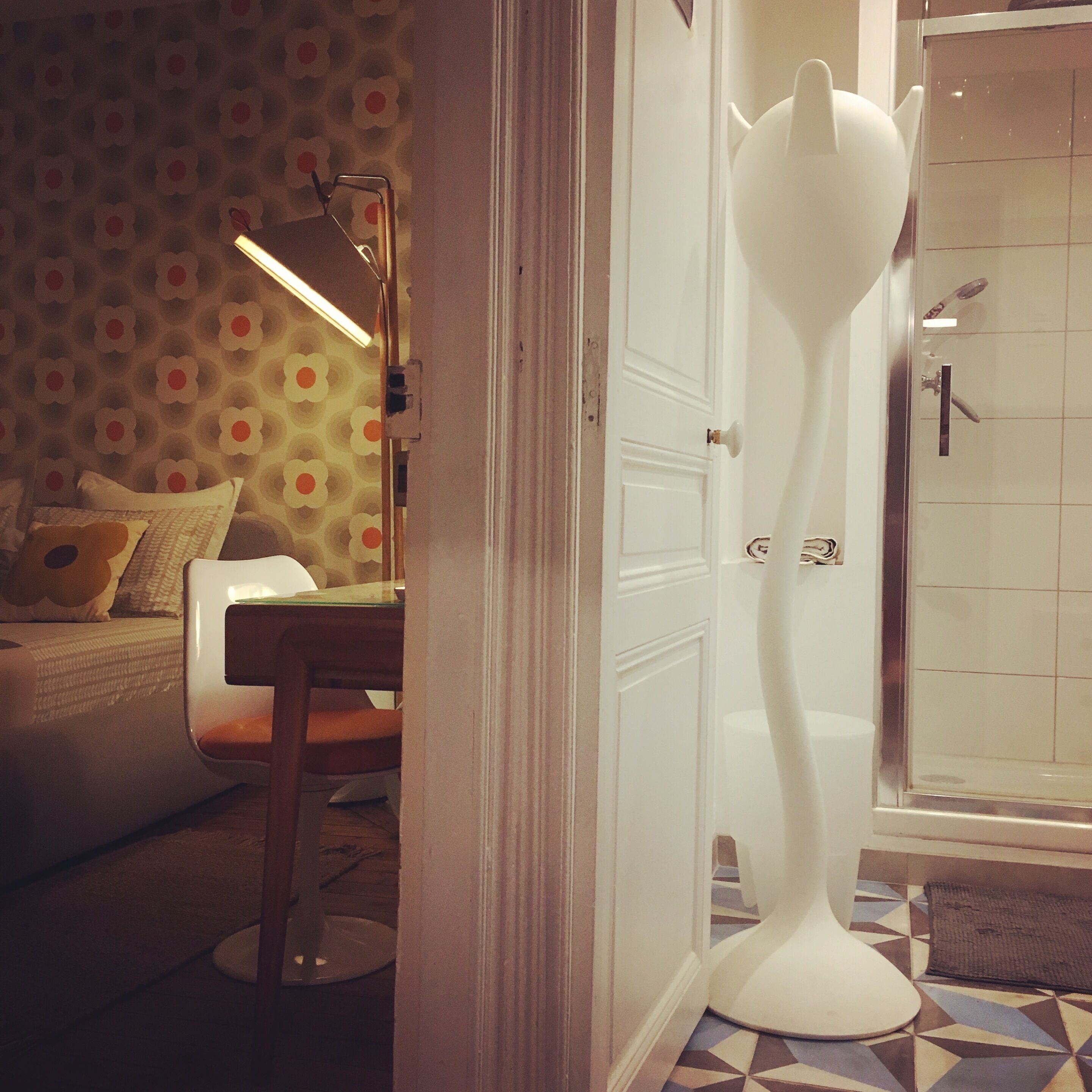 Standaard tweepersoonskamer, privébadkamer, uitzicht op de stad (La Chambre 70) | Badkamer | Een douche, een regendouche, gratis toiletartikelen, een haardroger