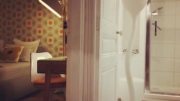 Standaard tweepersoonskamer, privébadkamer, uitzicht op de stad (La Chambre 70) | Badkamer | Een douche, een regendouche, gratis toiletartikelen, een haardroger