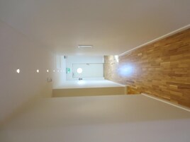 Roupas de cama premium, camas com colchões pillow-top, escrivaninha