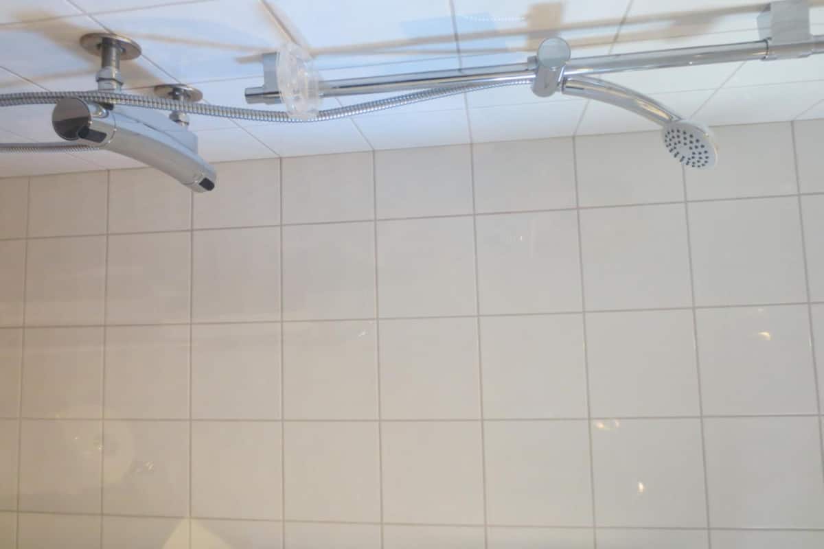 shower, hydromassage showerhead, free toiletries, hair dryer