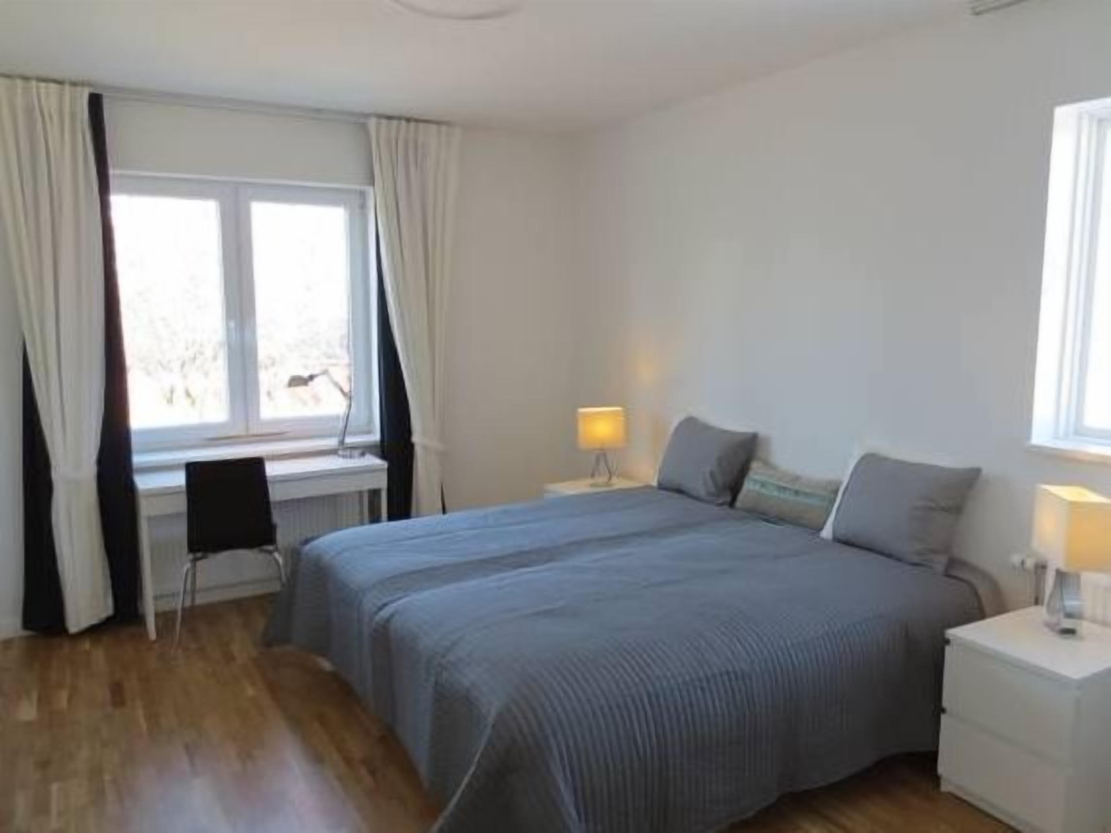 Deluxe dubbelrum - 2 enkelsängar | Sängtillbehör av högsta kvalitet, bäddmadrasser och skrivbord