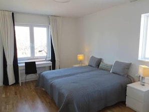 Deluxe Double Room, 2 Twin Beds | Premium bedding, pillowtop beds, desk, laptop workspace