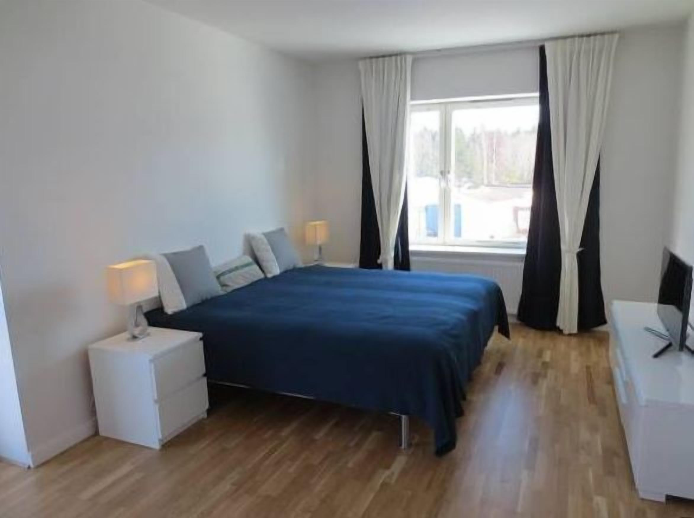 deluxe double room, 2 single beds | premium bedding, pillow-top beds, desk, laptop workspace