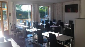 Frokost, lunsj og middag serveres, lokale og internasjonale retter 