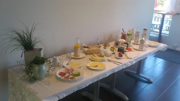 Frukost, lunch och middag serveras