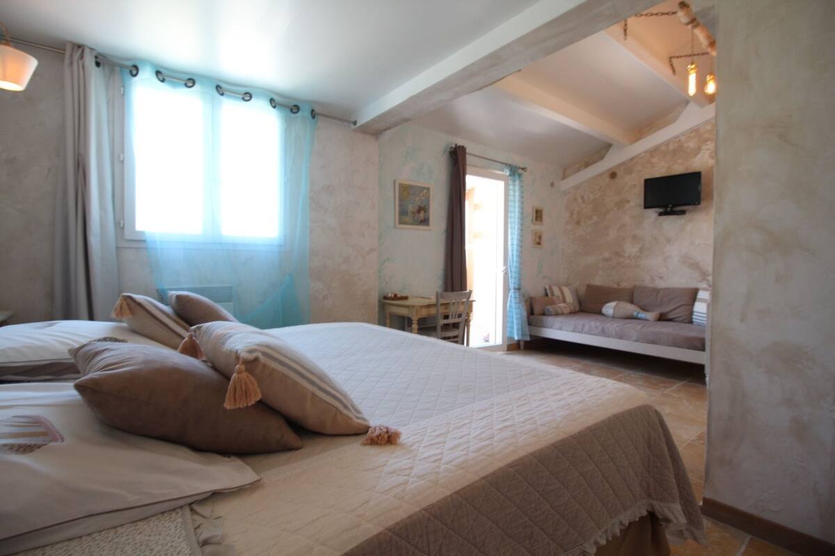 Triple Room | Minibar, in-room safe, desk, free cots/infant beds