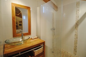 Habitación estándar doble | Baño | Artículos de higiene personal gratuitos, secador de pelo y toallas