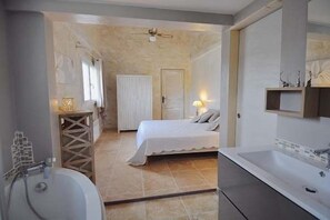 Family Room | Minibar, in-room safe, desk, free cots/infant beds